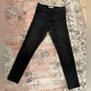 Black high waist skinny jean. Size 28. Banana Republic.
